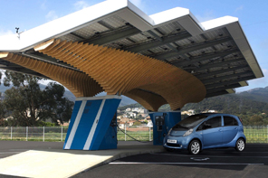 Marcas francesas desarrollan estación de recarga artística denominada sombrilla solar